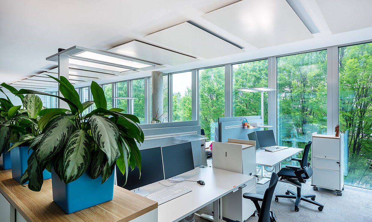 Transforming individual offices into an open-plan office: with the new  design of its office premises in Cologne, DEG has opted to go for  contemporary trends and modern luminaires by Regent Lighting -